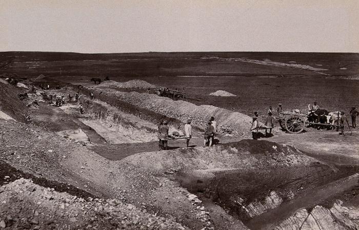 Fotografia in bianco e nero dei lavoratori alla miniera del Witwatersrand in Sudafrica nel 1888