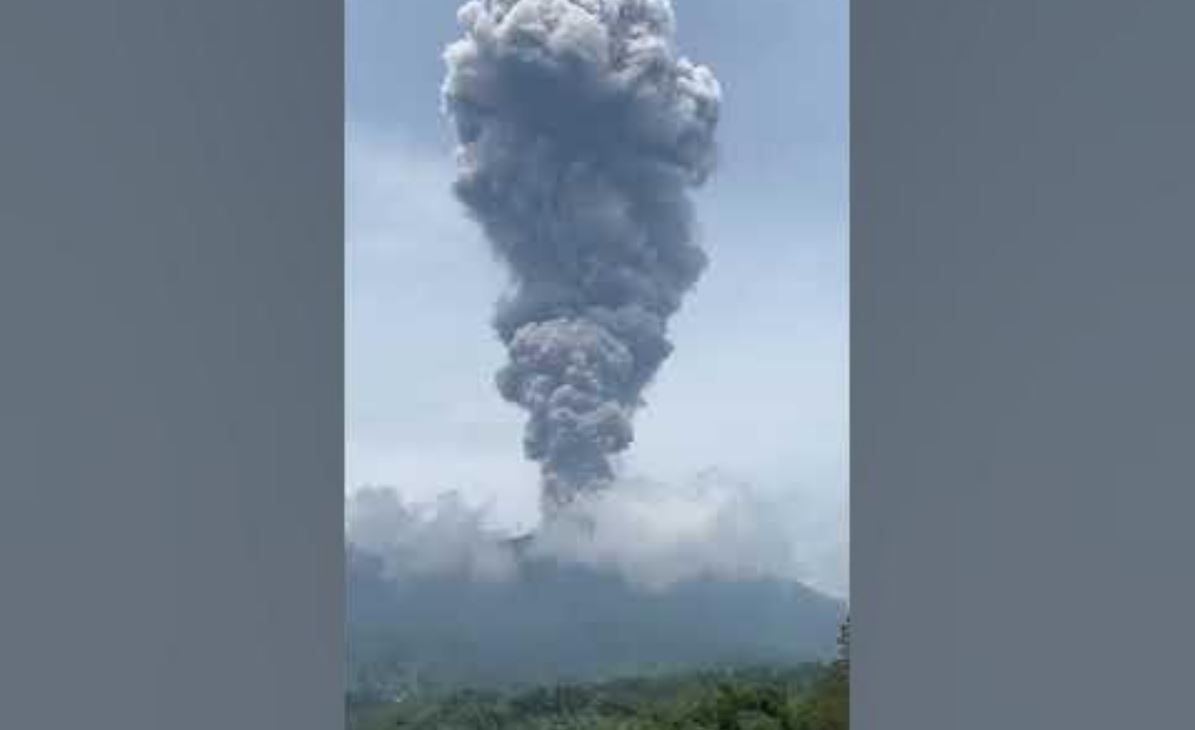 Impressionante eruzione vulcanica del Monte Merapi: colonna di cenere alta 2 km