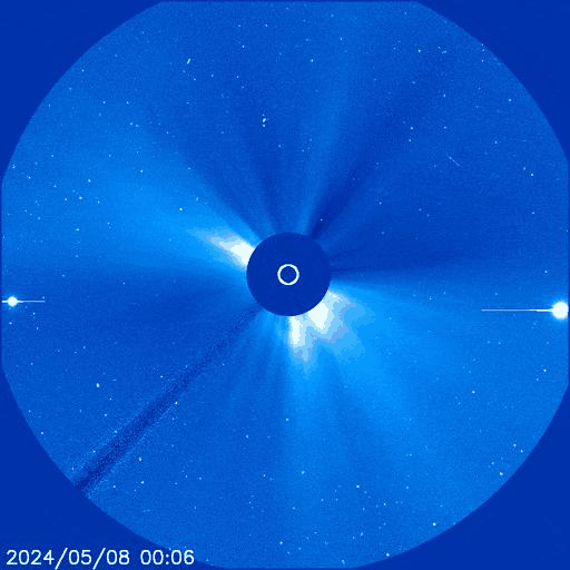 Il sole è coperto in questa vista e onde o plasma possono essere visti rilasciarsi più e più volte.