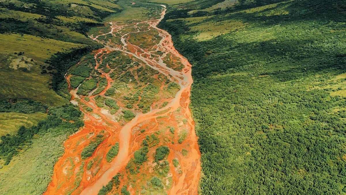 Il mistero dei fiumi arancioni in Alaska: cosa sta succedendo?