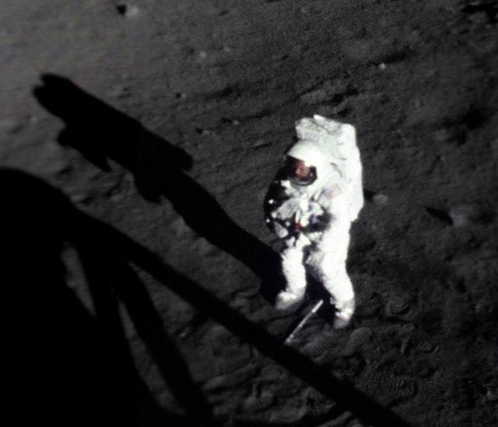 Neil Armstrong sulla Luna, con il suo viso visibile.