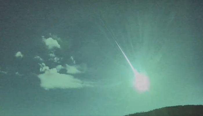 La Cometa Spettacolare: Quando il Cielo si Illumina di Verde
