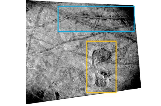 La caratteristica nominata dagli scienziati planetari che apparentemente non hanno mai visto un vero ornitorinco, delineata in giallo, con una regione di creste in blu.