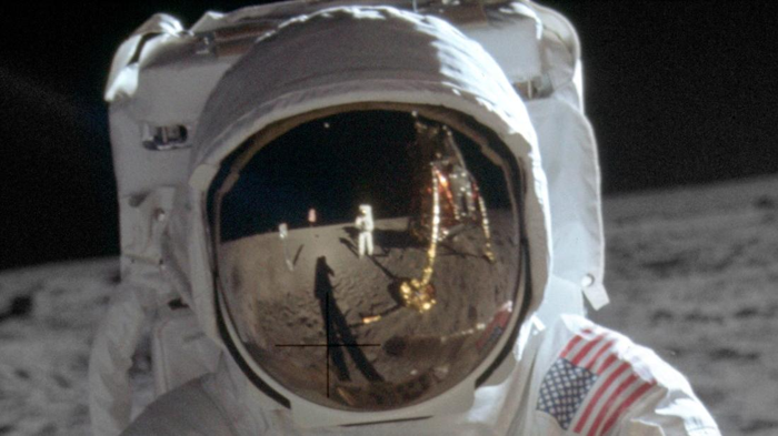 Neil Armstrong visto nel visore di Buzz Aldrin.