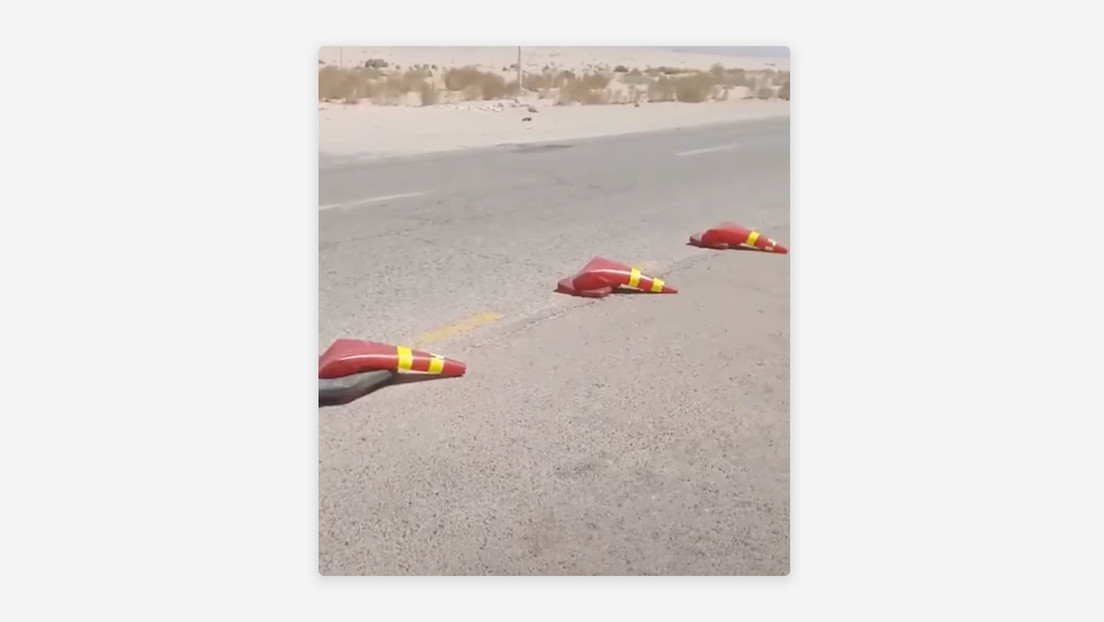 Il caldo intenso scioglie i coni stradali sulle strade del Kuwait. Il video