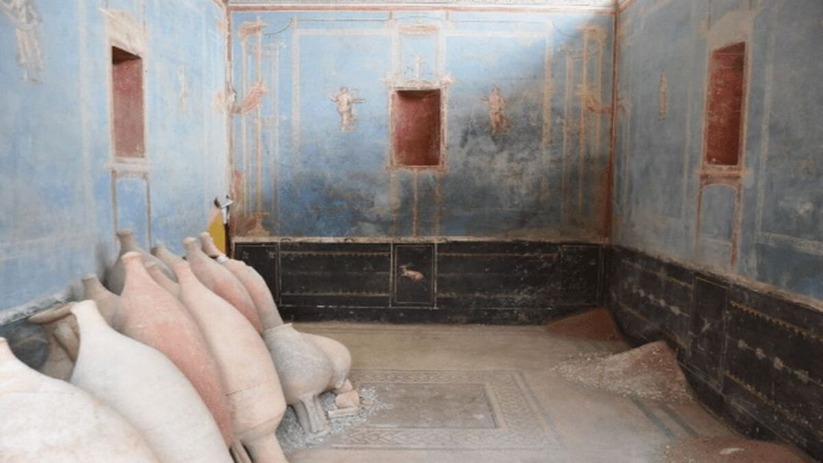 Gli archeologi scoprono eleganti e rari affreschi blu a Pompei