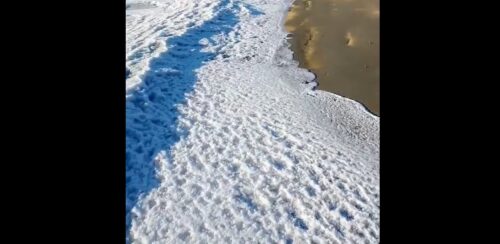 Il freddo ghiaccia le onde del mare in Argentina