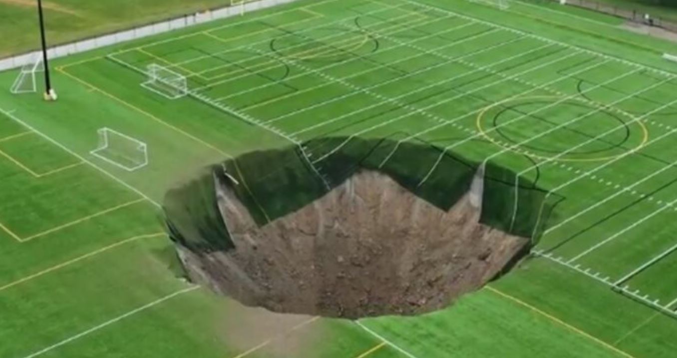 Enorme voragine profonda 30 metri si apre in un campo da calcio