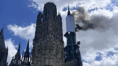 Francia: si incendia la cattedrale gotica di Rouen. Il video
