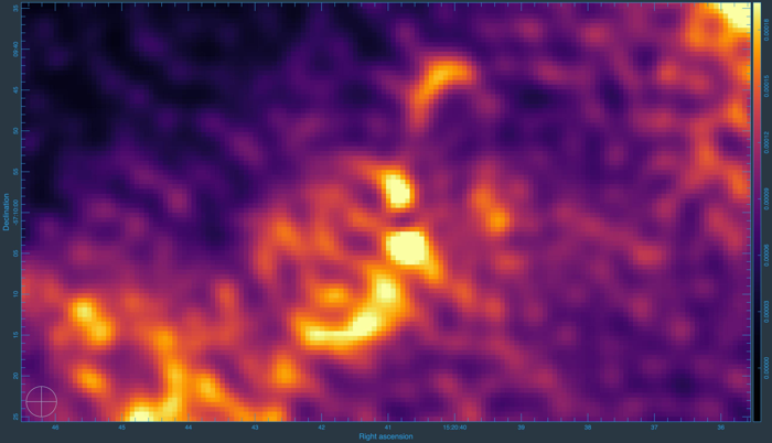 In un'immagine altamente pixelata si può vedere una linea a forma di s che attraversa il campo visivo passando attraverso un oggetto luminoso al centro.