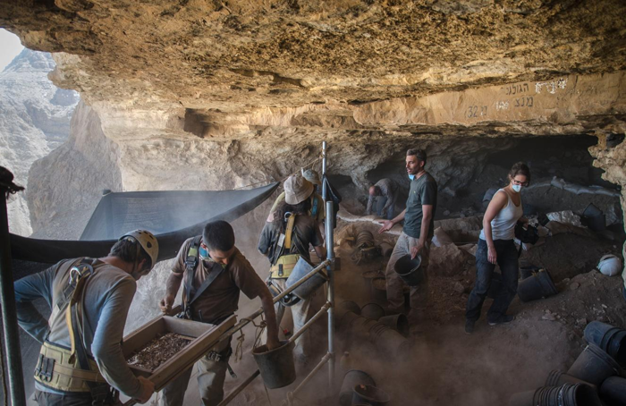 Scavo nella Grotta dei Teschi, dove è stato scoperto il pezzo di tessuto. Foto di 