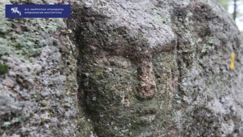 Un misterioso volto umano scolpito nella pietra è stato scoperto in Kazakistan