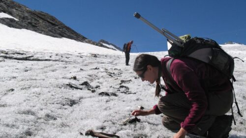 Misteriosi oggetti antichi stanno emergendo a causa dello scioglimento dei ghiacci nelle Alpi svizzere