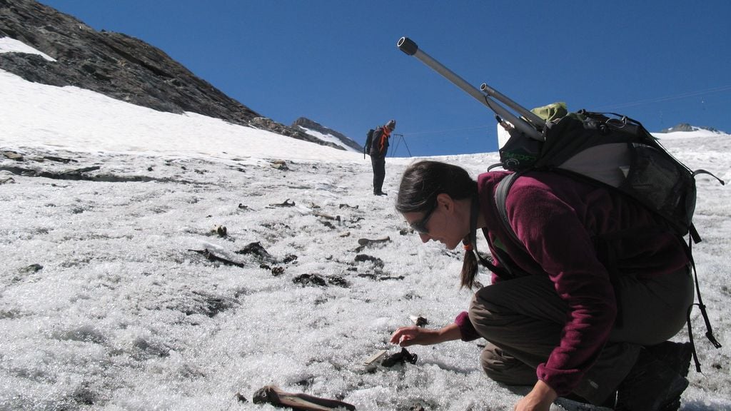 Misteriosi oggetti antichi stanno emergendo a causa dello scioglimento dei ghiacci nelle Alpi svizzere