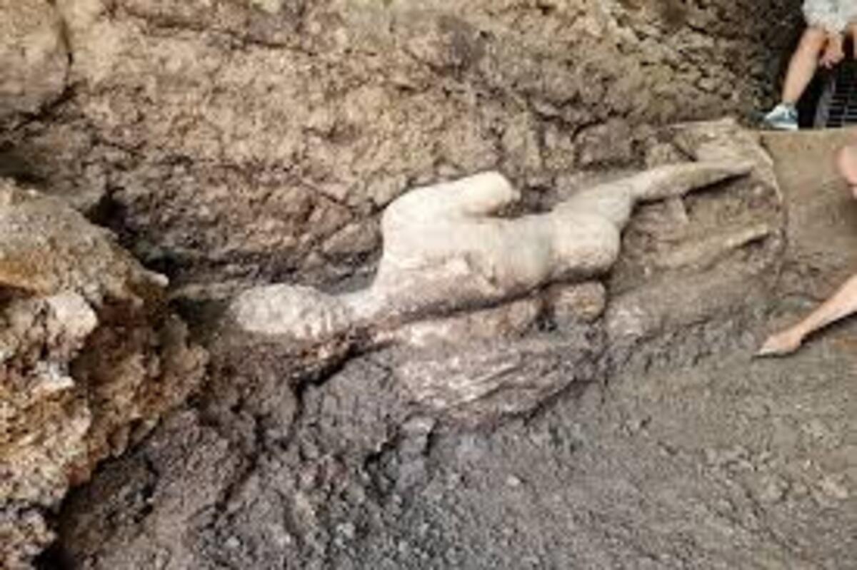 Rara statua in marmo di epoca romana scoperta in un’antica città devastata dai terremoti