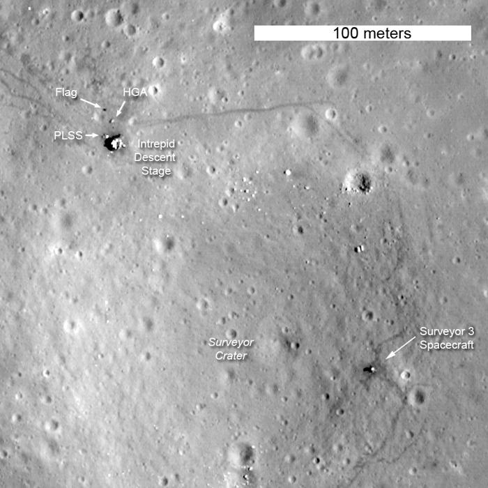 Vista orbitale del sito di atterraggio dell'Apollo 12 da LRO scattata nel 2012 mostra l'ombra della bandiera (in alto a sinistra), indicando che la nostra bandiera è ancora lì.