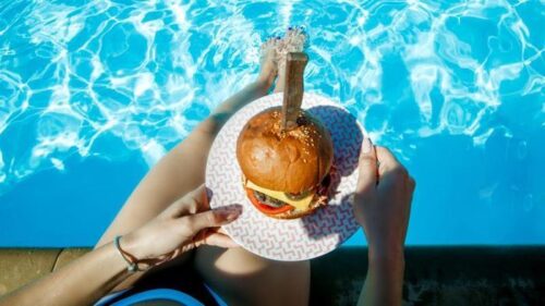 Nuotare dopo mangiato: mito o realtà?