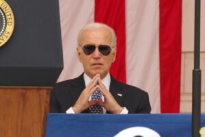 Joe Biden e il COVID-19: Analisi del Rischio e delle Prospettive
