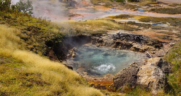 yellowstone-national-park-hot-spring-m-1.jpg