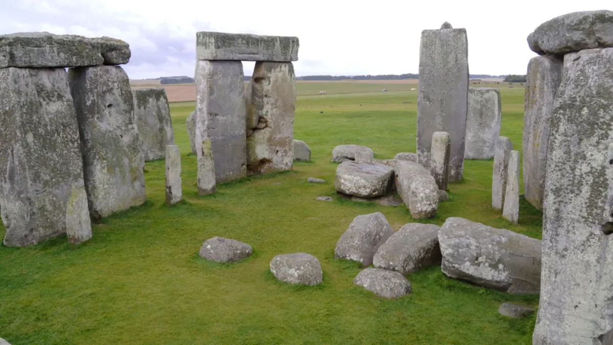 081324_bb_stonehenge-altar-stone_feat-1-1.jpg