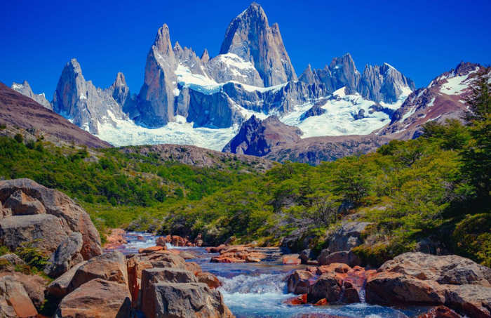 Uno scenario unico e bellissimo delle Ande: un fiume blu a El Chaltén, Patagonia, e il Monte Fitz Roy sullo sfondo. Situato nelle Ande meridionali tra Cile e Argentina.