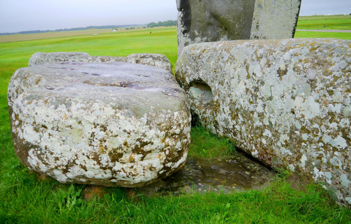 Pietra dell'Altare di Stonehenge, qui vista sotto due pietre Sarsen più grandi.