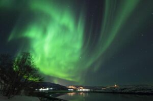 Una aurora verde che sembra un vortice