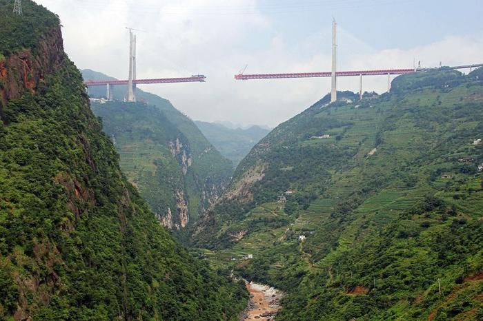 Il ponte Beipanjiang Duge della Cina in costruzione nel 2016.