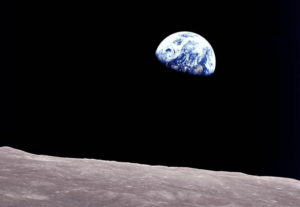 La famosa fotografia di Earthrise, scattata il 24 dicembre 1968 dall'astronauta di Apollo 8 Bill Anders.