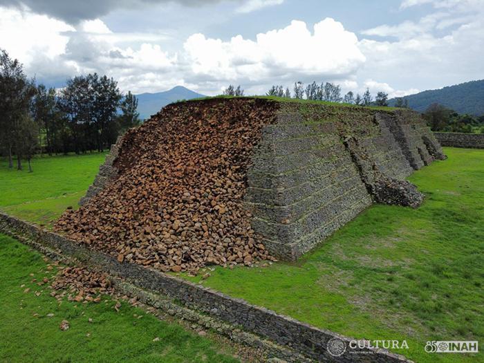 L'INAH si sta occupando delle fondamenta della Zona Archeologica di Ihuatzio dopo un crollo.