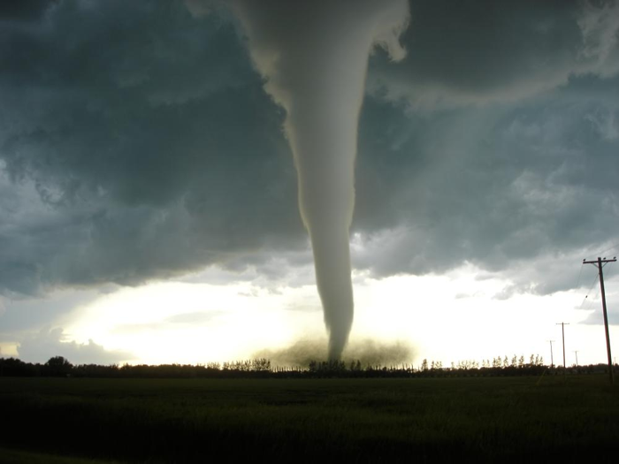 una nuvola di tornado su una fattoria, il cielo è scuro