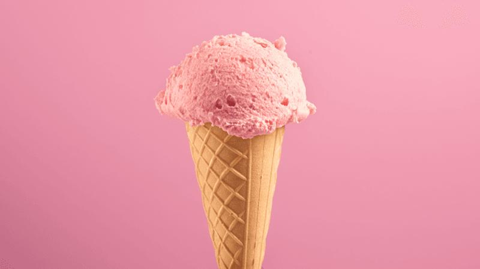 un gelato su uno sfondo rosa