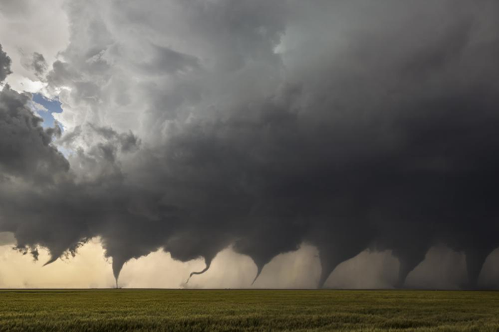 Composito di 8 immagini mostra un tornado che si forma a nord di Minneola, Kansas il 24 maggio 2016