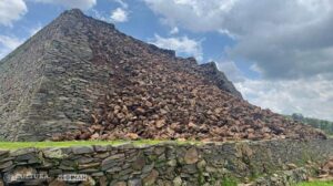 Una piramide crollata sul sito di Ihuatzio in Messico, INAH.