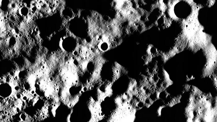 Un'area fortemente craterizzata della Luna con molti dei crateri nell'oscurità ma il bordo è visibile in questa foto