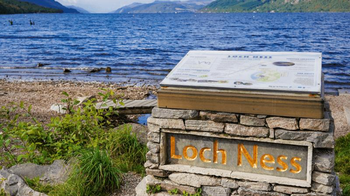 un cartello per il mostro di Loch Ness di fronte al lago