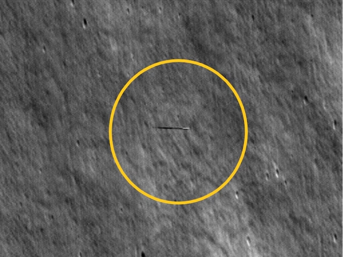 nasa-strange-object-moon-lro-2024-04-cfcbc07345ae95c4c79148df06e307f0-1.jpg