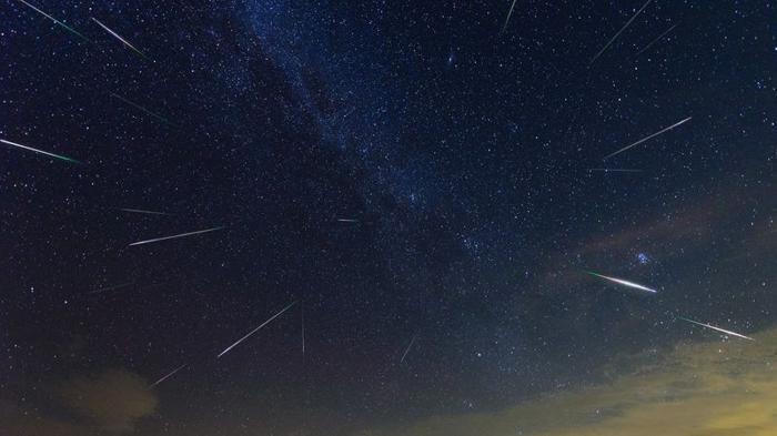 Un'immagine composita che mostra contemporaneamente più Perseidi attraversare il cielo