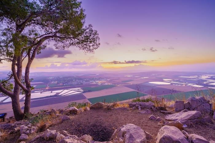 Vista dell'alba sulla valle di Jezreel dalla cresta del Gilboa (Monte Shaul). Israele settentrionale