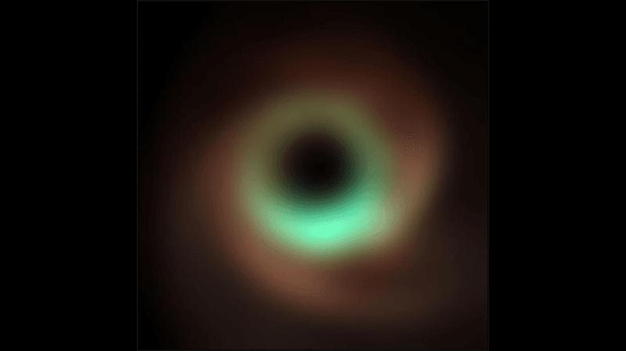 L'immagine mostra la struttura sfocata e distorta della luce intorno a un buco nero ma ora appare in colori diversi fornendo spunti sulle diverse parti.