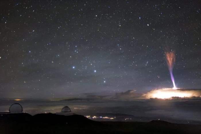 Un lampo rosso e un getto blu visti in cima a un temporale catturati vicino a Mauna Kea nelle Hawaii nel 2017.