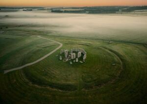 Uno scatto aereo di Stonehenge a Wiltshire, sud-ovest dell'Inghilterra, in una mattina nebbiosa.