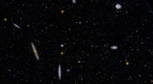 Nella nostra regione locale dell'universo il Cluster della Vergine, mostrato qui è una sorta di centro, la sua massa distorce tutto intorno a sé, ma l'universo nel suo complesso non ha un centro.