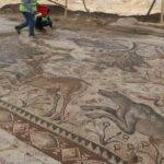 Contadino scava una buca e trova un bellissimo mosaico di epoca romana