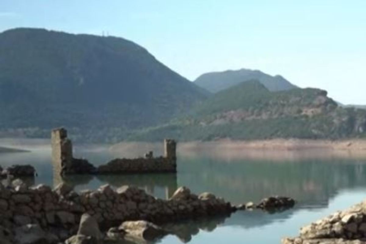 Siccità nel lago di Mornos, riaffiora un villaggio