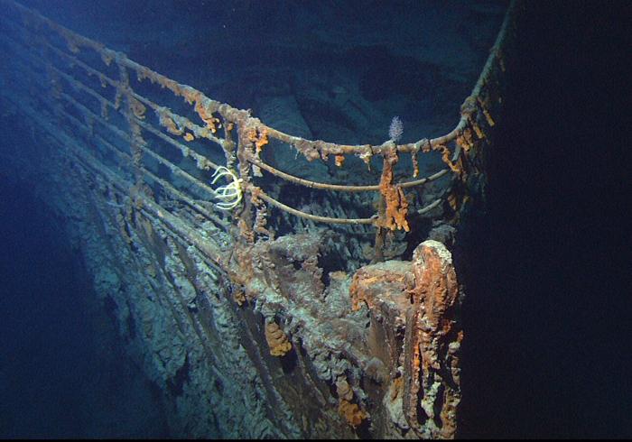 Immagini precedenti del RMS Titanic, come questa fotografata nel giugno 2004, mostrano le ringhiere della prua intatte.