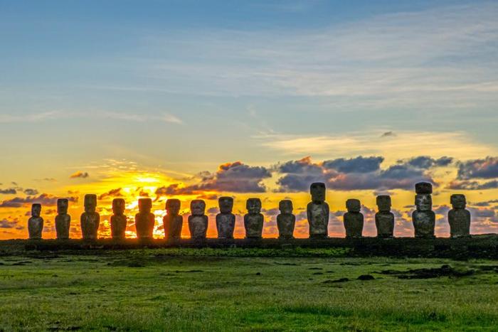 Alba ad Ahu Tongariki, Rapa Nui. Nuove prove mostrano che sono stati costruiti tra le visite in Sud America e da una popolazione in costante crescita, piuttosto che da un'impennata insostenibile.