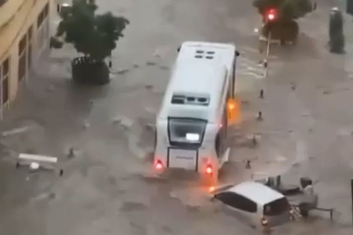 Maltempo Cannes, strade allagate dopo il nubifragio