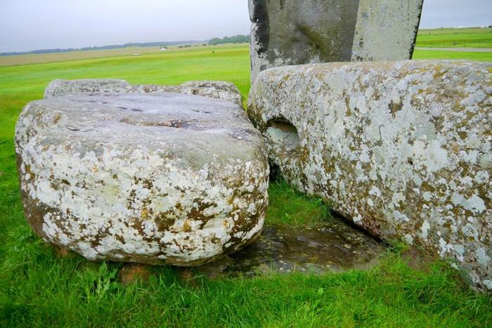 La pietra dell'altare, vista sotto due pietre di Sarsen più grandi.