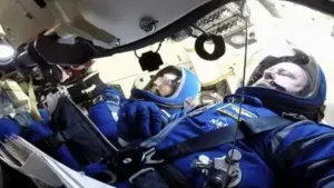 Attualmente, 12 astronauti sono sulla Stazione Spaziale Internazionale (ISS), inclusi membri della NASA e cosmonauti russi. Barry Wilmore e Sunita Williams della missione Starliner di Boeing, bloccati sulla ISS da giugno per problemi alla navicella, torneranno sulla Terra nel febbraio 2025 grazie a un Crew Dragon di Elon Musk. La stazione spaziale cinese Tiangong ospita tre taikonauti e continua a essere abitata permanentemente. Recentemente, il record di 19 persone nello spazio è stato quasi superato da una missione della VSS Unity, ma il vero evento notevole è stata la prima passeggiata spaziale privata della Polaris Dawn a 700 km dalla Terra.